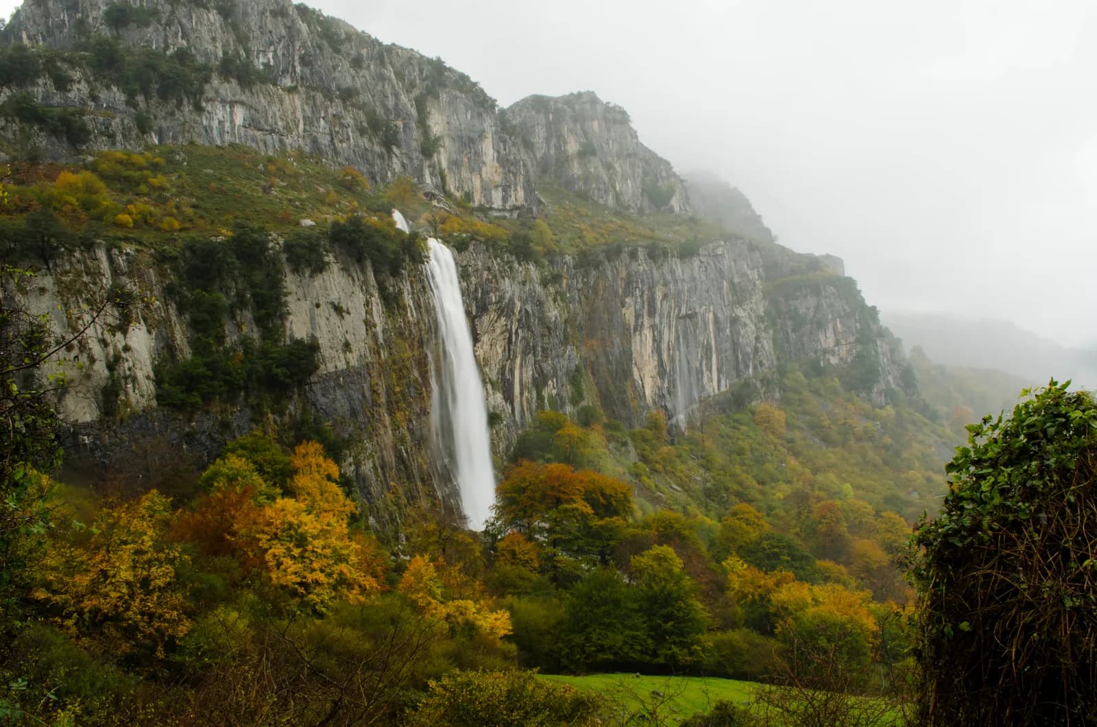 Cascada del nacimiento del río Asón entre cortados de caliza, Cantabria