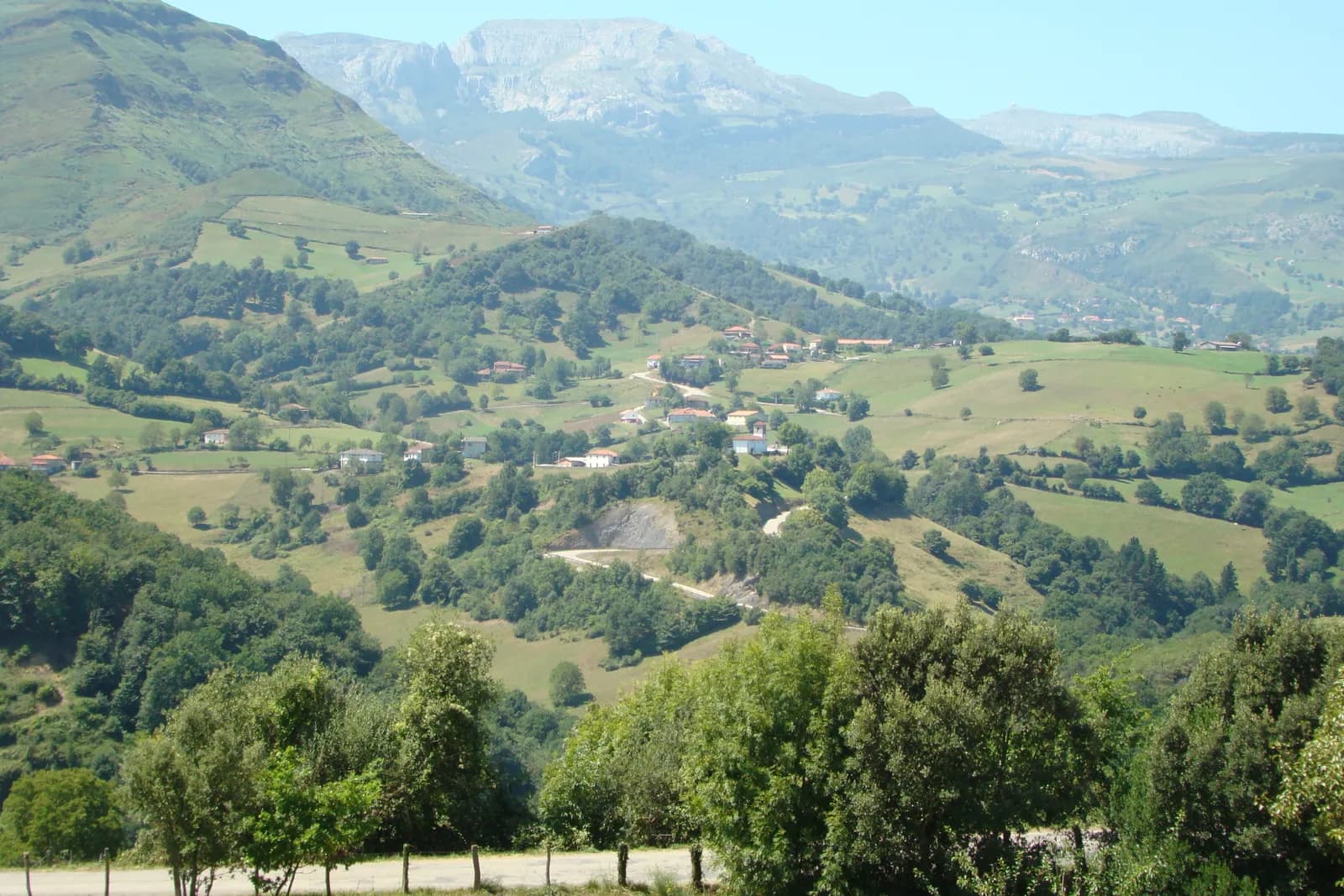 Vista general del Valle de Soba, Cantabria, con prados y montañas